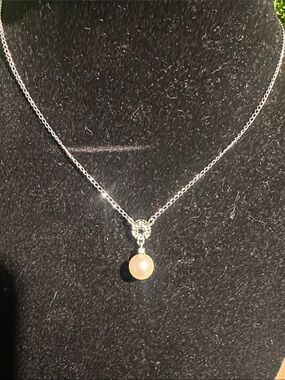14k white gold with suspended pearl diamond necklace